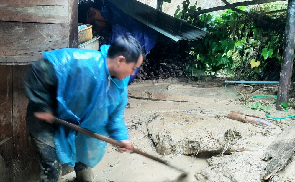 Miền Trung mưa bão dữ dội, nhiều người mất tích, lốc xoáy hàng chục nhà tốc mái - 6 Miền Trung mưa bão dữ dội, nhiều người mất tích, lốc xoáy hàng chục nhà tốc mái - 6