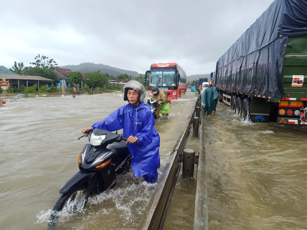 Miền Trung mưa bão dữ dội, nhiều người mất tích, lốc xoáy hàng chục nhà tốc mái Miền Trung mưa bão dữ dội, nhiều người mất tích, lốc xoáy hàng chục nhà tốc mái