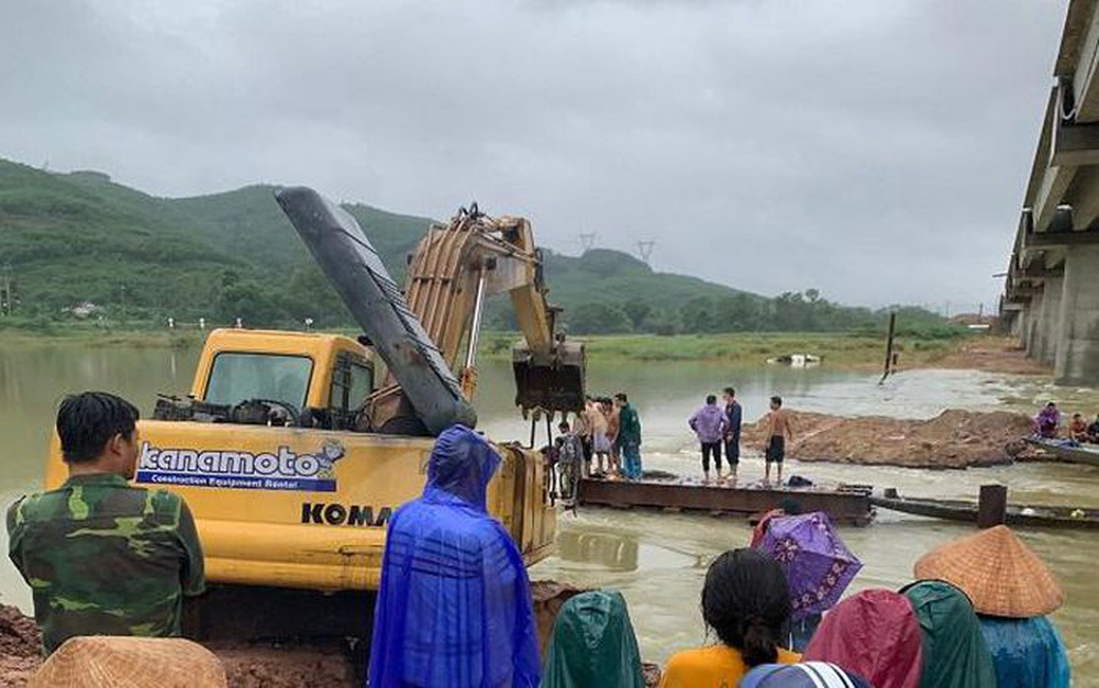 Miền Trung mưa bão dữ dội, nhiều người mất tích, lốc xoáy hàng chục nhà tốc mái - 1 Miền Trung mưa bão dữ dội, nhiều người mất tích, lốc xoáy hàng chục nhà tốc mái - 1