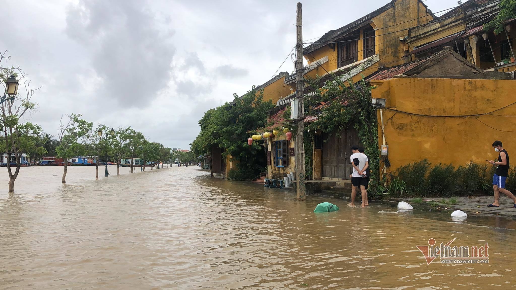 Lũ đổ về nhanh, phố cổ Hội An ngập nhiều nơi - 2 Lũ đổ về nhanh, phố cổ Hội An ngập nhiều nơi - 2