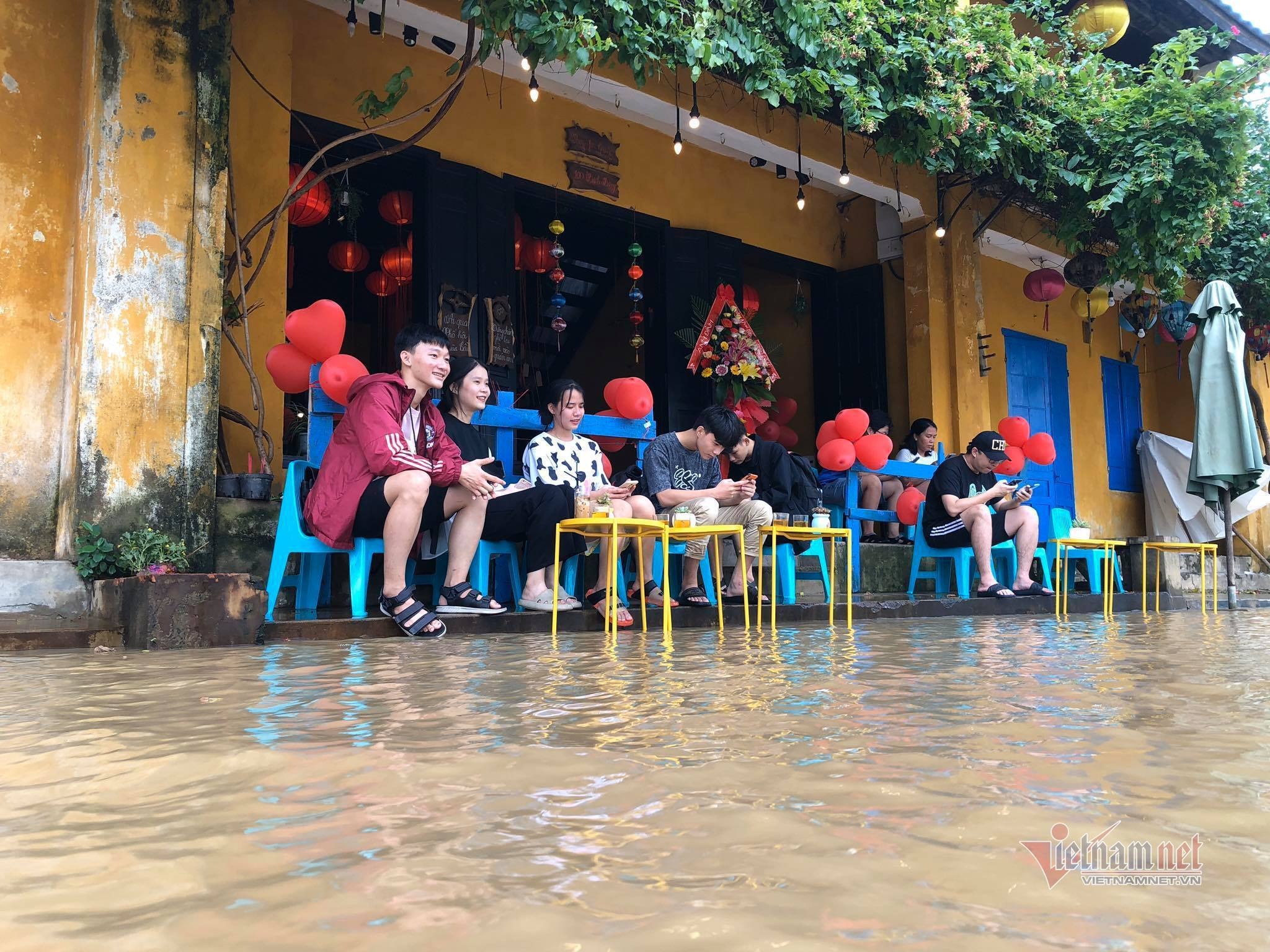 Lũ đổ về nhanh, phố cổ Hội An ngập nhiều nơi - 8 Lũ đổ về nhanh, phố cổ Hội An ngập nhiều nơi - 8