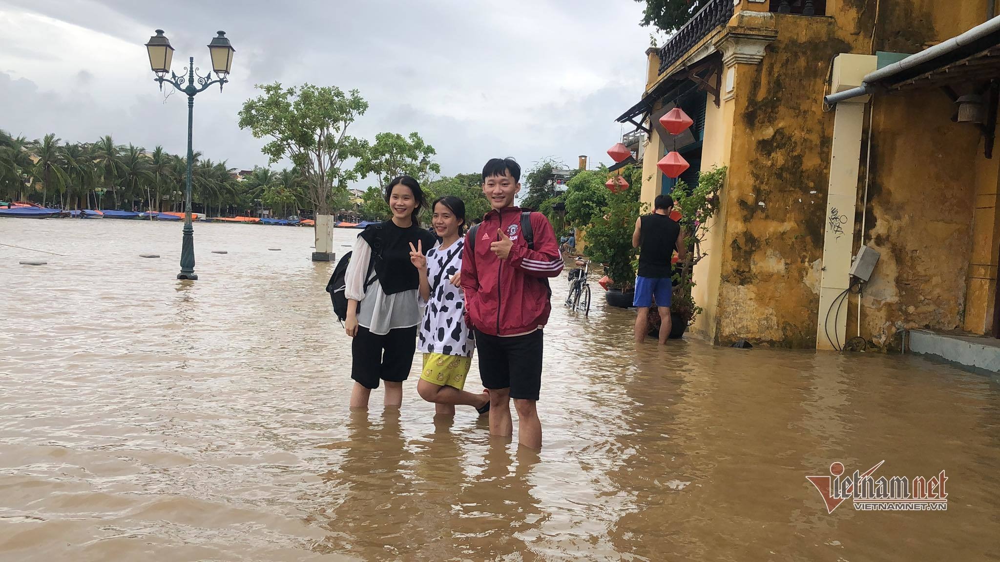 Lũ đổ về nhanh, phố cổ Hội An ngập nhiều nơi - 11 Lũ đổ về nhanh, phố cổ Hội An ngập nhiều nơi - 11