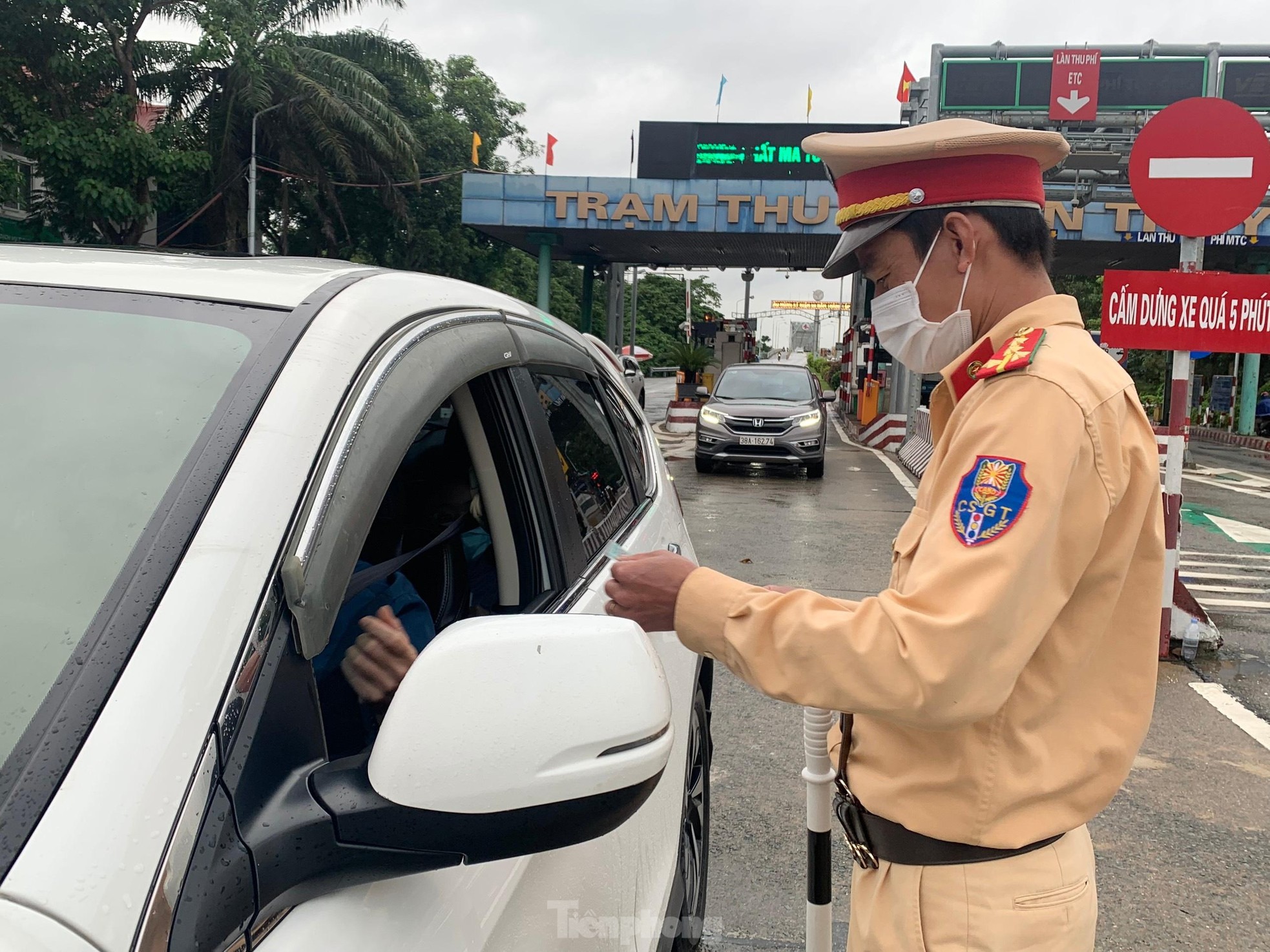 Ngày đầu người dân Nghệ An, Hà Tĩnh qua lại không cần giấy test COVID-19 - 1 Ngày đầu người dân Nghệ An, Hà Tĩnh qua lại không cần giấy test COVID-19 - 1