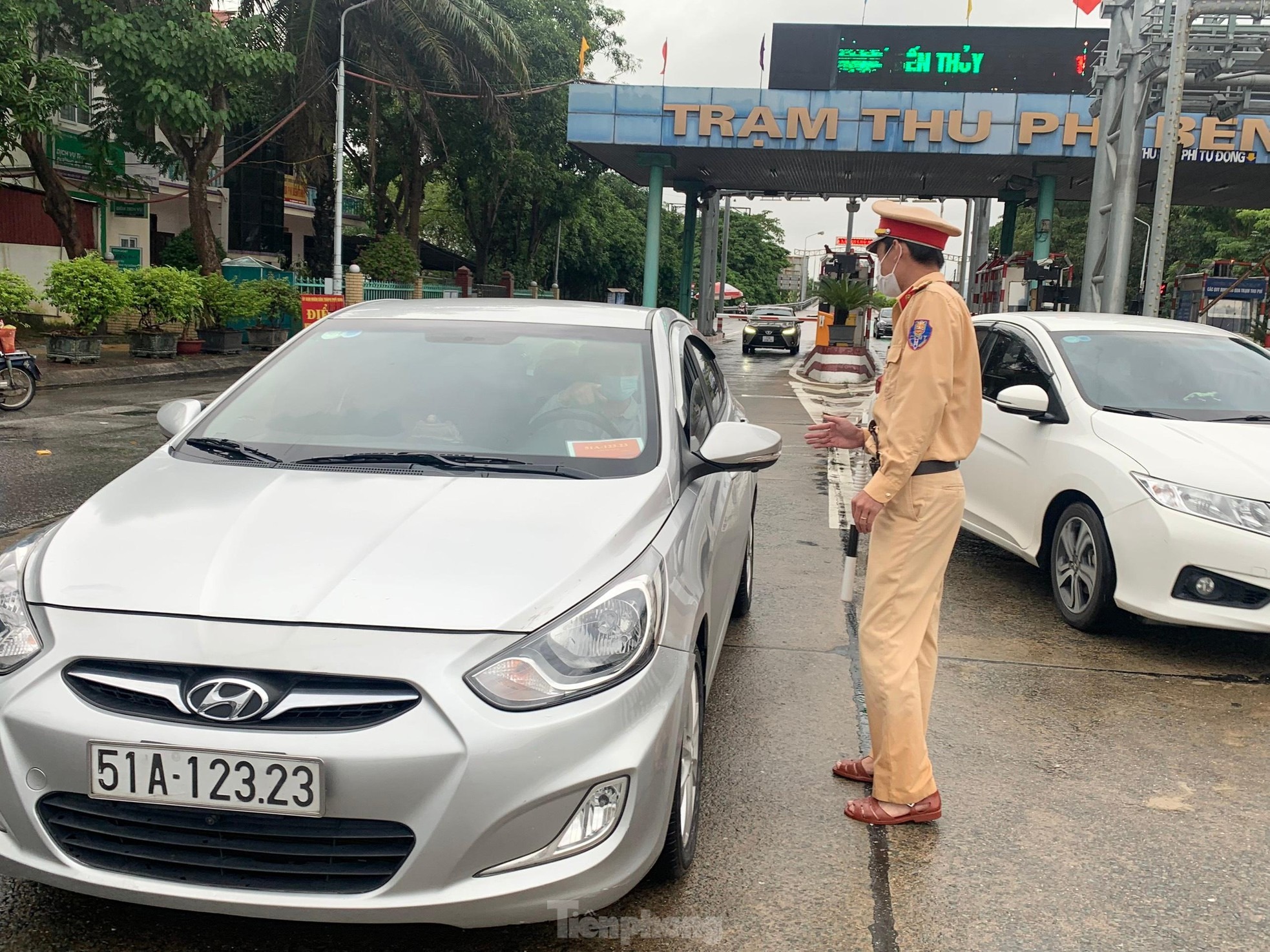 Ngày đầu người dân Nghệ An, Hà Tĩnh qua lại không cần giấy test COVID-19 - 4 Ngày đầu người dân Nghệ An, Hà Tĩnh qua lại không cần giấy test COVID-19 - 4