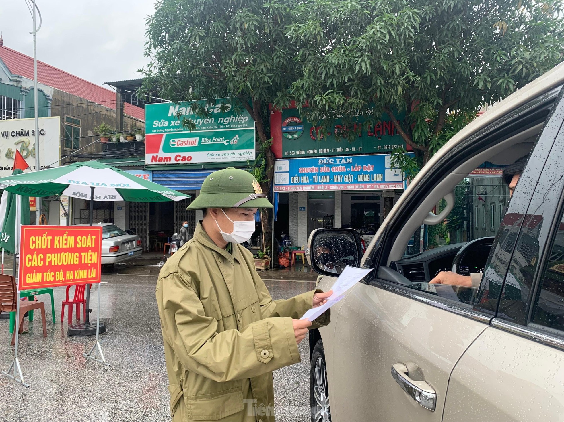 Ngày đầu người dân Nghệ An, Hà Tĩnh qua lại không cần giấy test COVID-19 - 6 Ngày đầu người dân Nghệ An, Hà Tĩnh qua lại không cần giấy test COVID-19 - 6