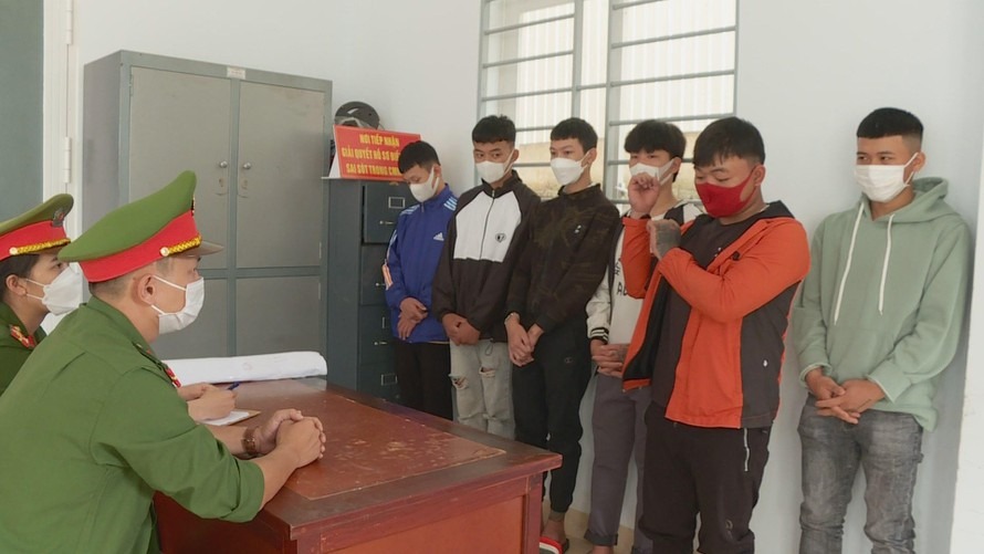 Học sinh lớp 10 rủ bạn đi trả thù, chém nhầm người đi đường Học sinh lớp 10 rủ bạn đi trả thù, chém nhầm người đi đường