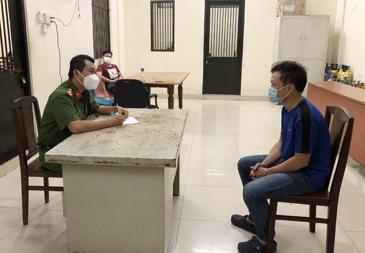 TP.HCM: Nghi ngờ vợ ngoại tình với sếp, chồng mua xăng đốt xe 'tình địch' TP.HCM: Nghi ngờ vợ ngoại tình với sếp, chồng mua xăng đốt xe 'tình địch'