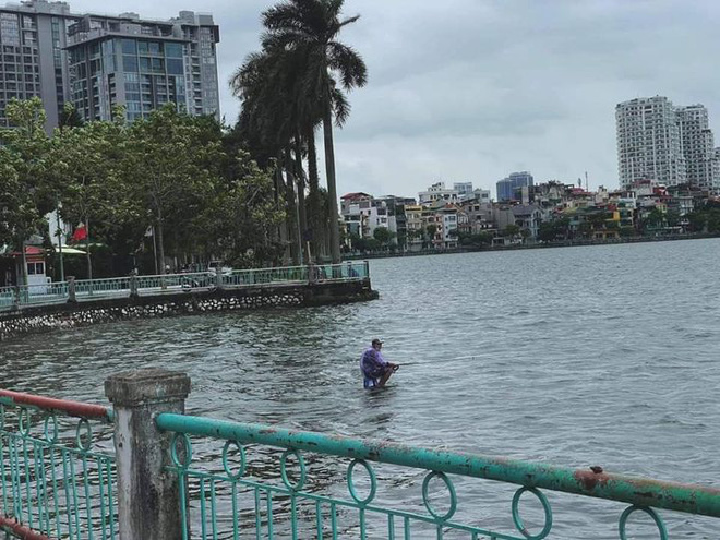 Ông chú ngồi trên mặt nước giữa hồ Tây câu cá khiến ai đi qua cũng choáng, hiểu ra sự thật đằng sau thì tất cả đều khâm phục Ông chú ngồi trên mặt nước giữa hồ Tây câu cá khiến ai đi qua cũng choáng, hiểu ra sự thật đằng sau thì tất cả đều khâm phục