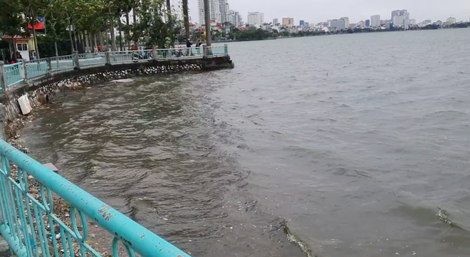 Ông chú ngồi trên mặt nước giữa hồ Tây câu cá khiến ai đi qua cũng choáng, hiểu ra sự thật đằng sau thì tất cả đều khâm phục - 4 Ông chú ngồi trên mặt nước giữa hồ Tây câu cá khiến ai đi qua cũng choáng, hiểu ra sự thật đằng sau thì tất cả đều khâm phục - 4