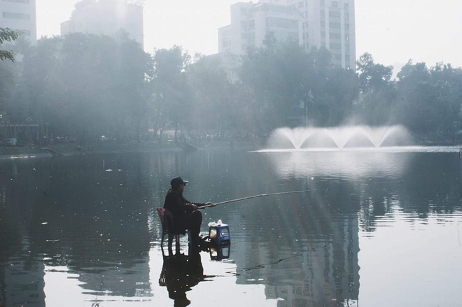 Ông chú ngồi trên mặt nước giữa hồ Tây câu cá khiến ai đi qua cũng choáng, hiểu ra sự thật đằng sau thì tất cả đều khâm phục - 5 Ông chú ngồi trên mặt nước giữa hồ Tây câu cá khiến ai đi qua cũng choáng, hiểu ra sự thật đằng sau thì tất cả đều khâm phục - 5