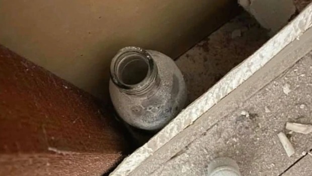 Cải tạo nhà ở, người đàn ông vô tình phát hiện bình thủy tinh giấu sau bức tường, bên trong chứa đựng điều ngạc nhiên hơn - 1 Cải tạo nhà ở, người đàn ông vô tình phát hiện bình thủy tinh giấu sau bức tường, bên trong chứa đựng điều ngạc nhiên hơn - 1