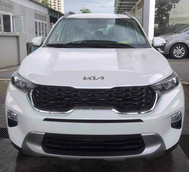 Kia Sonet đầu tiên về đại lý Việt Nam - SUV cỡ nhỏ gây tranh cãi vì giá cao nhất 609 triệu đồng, đấu Toyota Raize Kia Sonet đầu tiên về đại lý Việt Nam - SUV cỡ nhỏ gây tranh cãi vì giá cao nhất 609 triệu đồng, đấu Toyota Raize