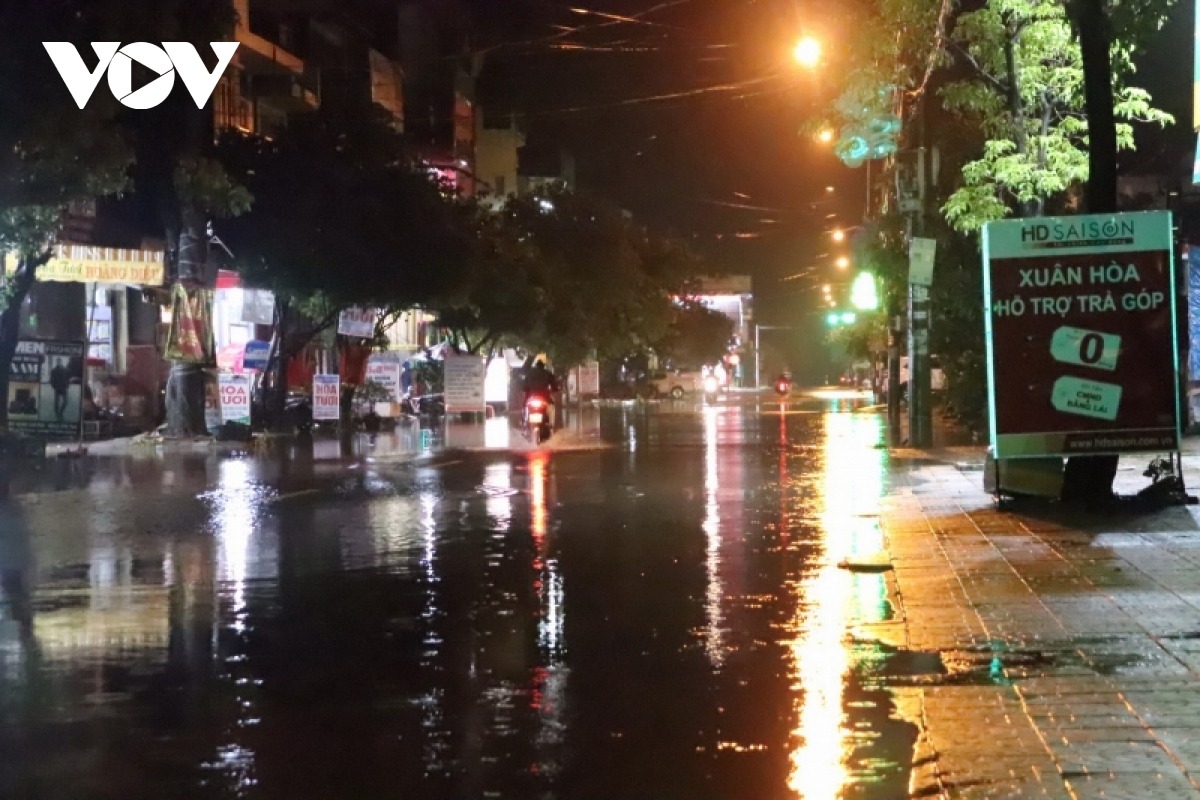 Quảng Bình: Người dân di dời tài sản, chạy lũ trong đêm - 2 Quảng Bình: Người dân di dời tài sản, chạy lũ trong đêm - 2