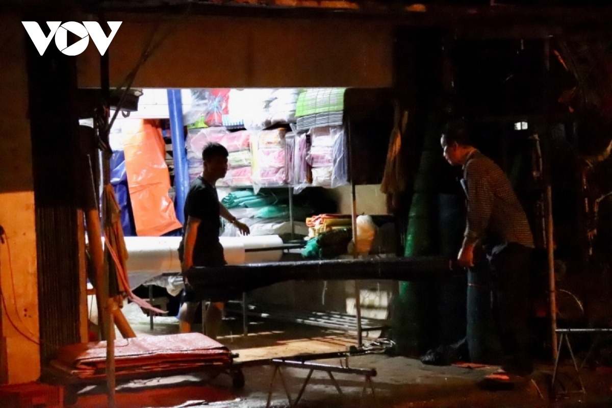 Quảng Bình: Người dân di dời tài sản, chạy lũ trong đêm - 6 Quảng Bình: Người dân di dời tài sản, chạy lũ trong đêm - 6