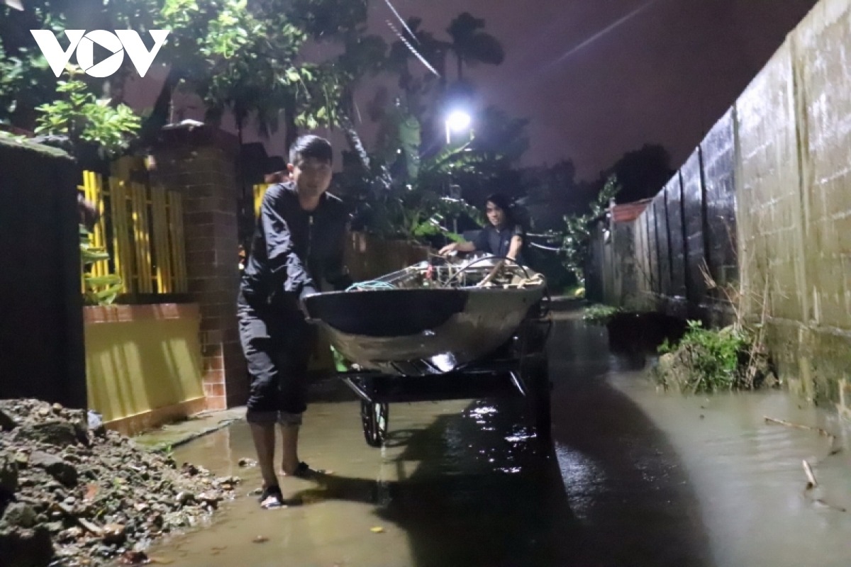 Quảng Bình: Người dân di dời tài sản, chạy lũ trong đêm Quảng Bình: Người dân di dời tài sản, chạy lũ trong đêm
