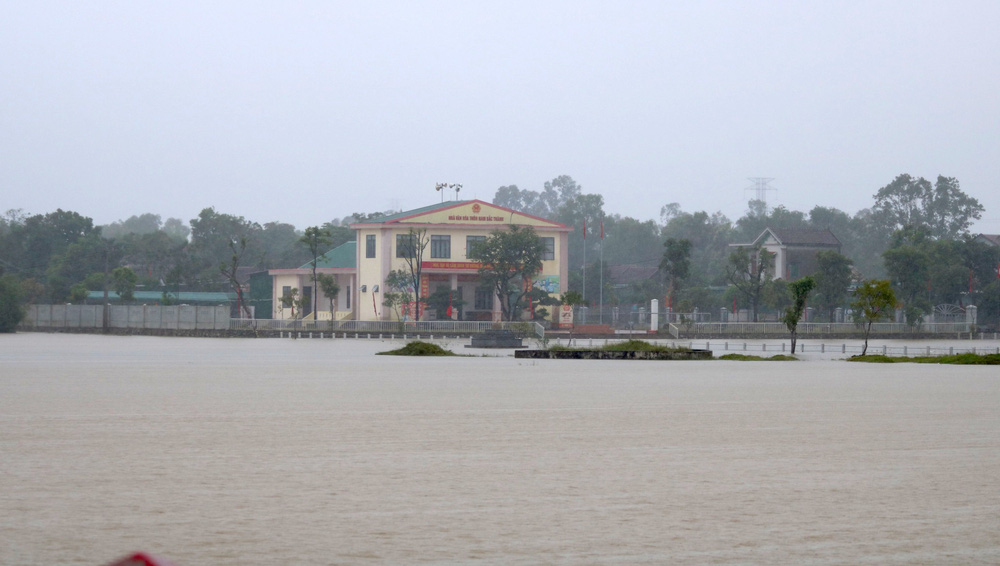 Người dân thả lưới bắt cá giữa đường ngập ở Hà Tĩnh - 1 Người dân thả lưới bắt cá giữa đường ngập ở Hà Tĩnh - 1