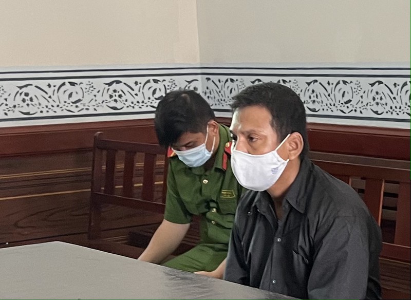 Tưới 5 lít xăng dọa giết em gái Tưới 5 lít xăng dọa giết em gái