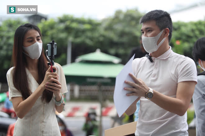 Phát ngôn sốc của Công Vinh về việc làm từ thiện, tuyên bố 'bỏ vợ' nếu ăn chặn tiền từ thiện Phát ngôn sốc của Công Vinh về việc làm từ thiện, tuyên bố 'bỏ vợ' nếu ăn chặn tiền từ thiện