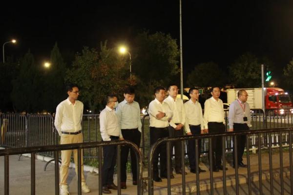Dàn lãnh đạo hãng hàng không TQ đứng run cầm cập dưới trời 0 độ C vì một bức ảnh nữ tiếp viên Dàn lãnh đạo hãng hàng không TQ đứng run cầm cập dưới trời 0 độ C vì một bức ảnh nữ tiếp viên