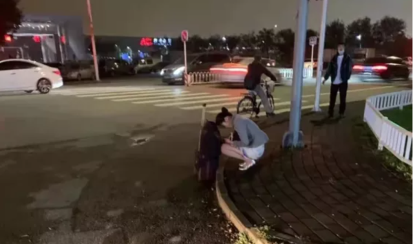 Dàn lãnh đạo hãng hàng không TQ đứng run cầm cập dưới trời 0 độ C vì một bức ảnh nữ tiếp viên - 1 Dàn lãnh đạo hãng hàng không TQ đứng run cầm cập dưới trời 0 độ C vì một bức ảnh nữ tiếp viên - 1