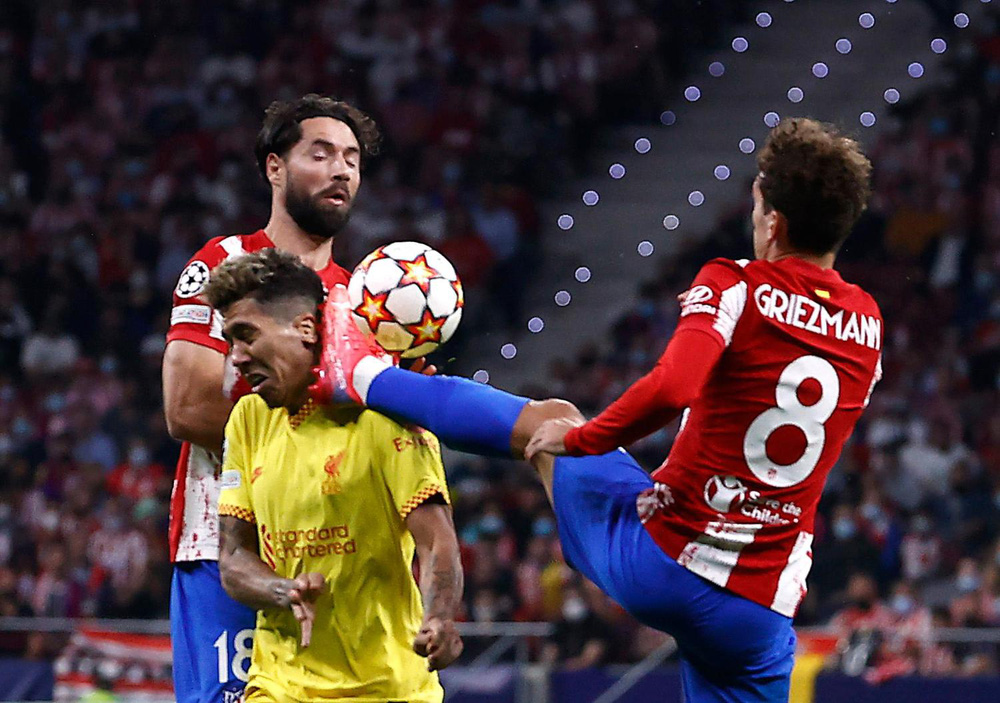 Messi lập cú đúp chớp nhoáng giúp PSG lội ngược dòng; Liverpool báo thù