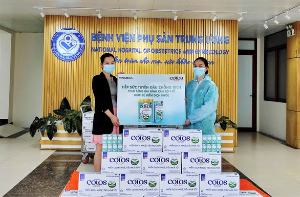 Vinamilk trao tặng 50.000 sản phẩm ColosGold cho con em y bác sĩ tuyến đầu Vinamilk trao tặng 50.000 sản phẩm ColosGold cho con em y bác sĩ tuyến đầu