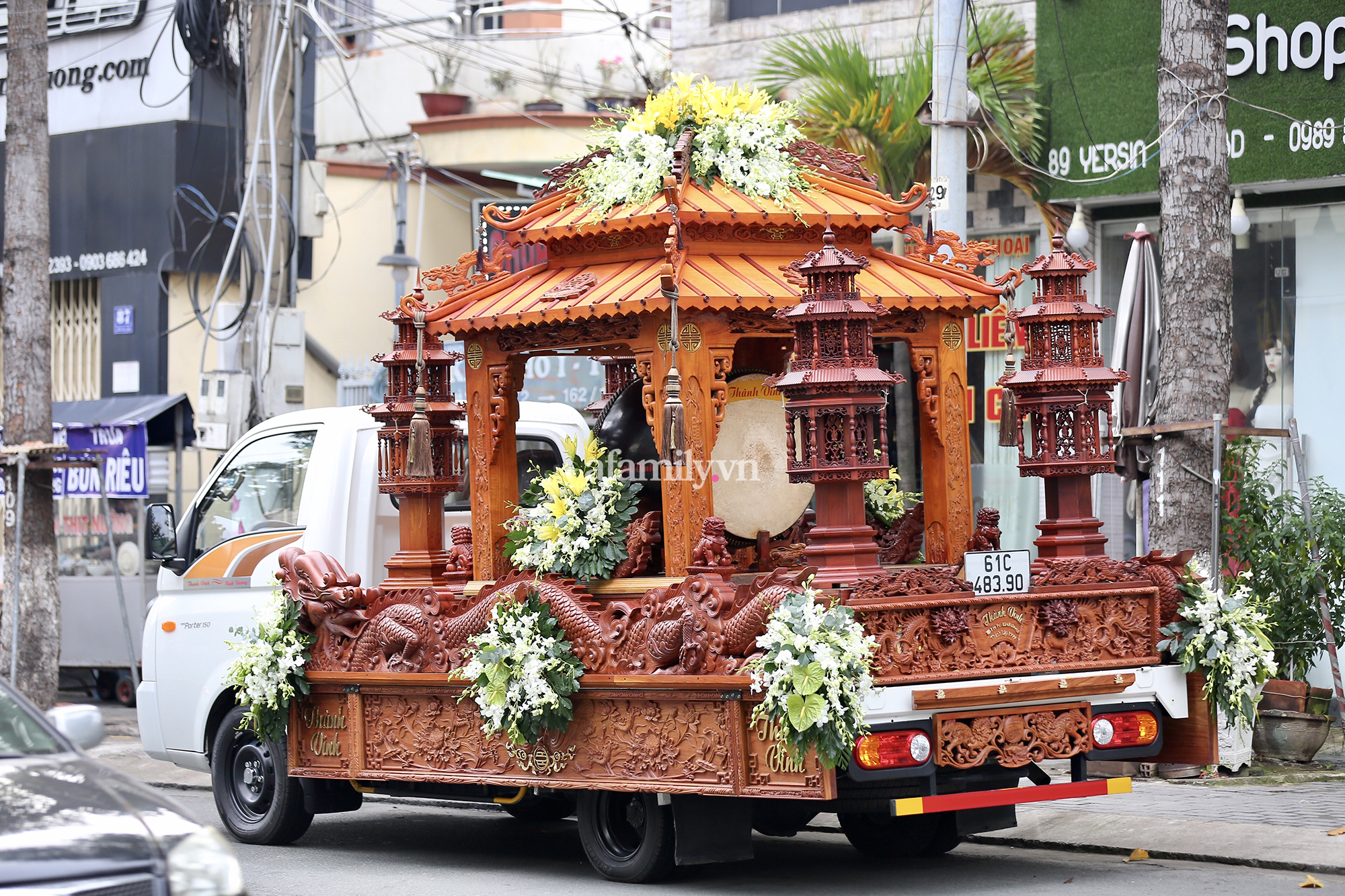 Lễ tang của vợ cũ Dũng 'lò vôi': Bảo vệ canh giữ nghiêm ngặt, dàn xe tang chạm trổ cực đặc biệt đang chờ đưa linh cữu về nơi an nghỉ cuối cùng - 5 Lễ tang của vợ cũ Dũng 'lò vôi': Bảo vệ canh giữ nghiêm ngặt, dàn xe tang chạm trổ cực đặc biệt đang chờ đưa linh cữu về nơi an nghỉ cuối cùng - 5