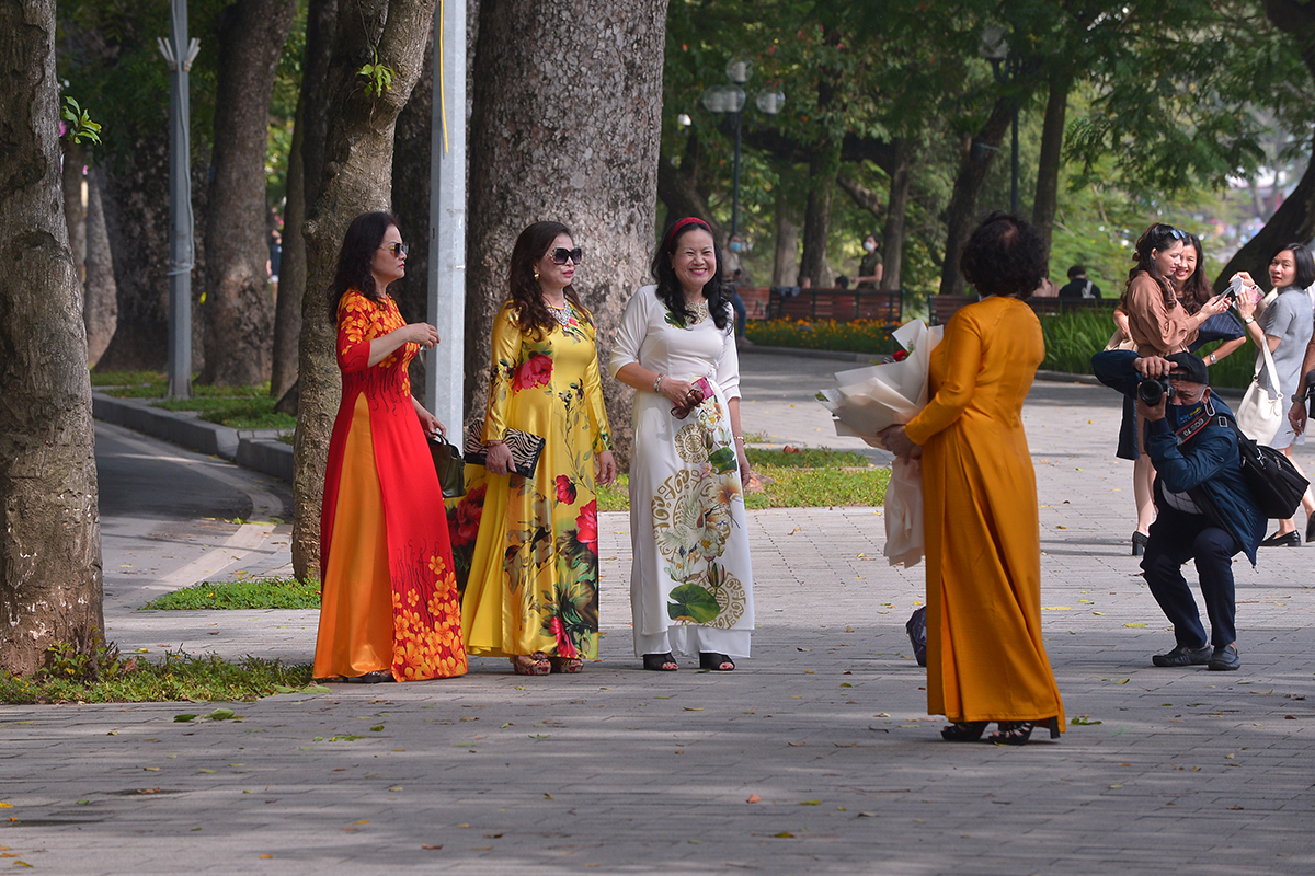 Hà Nội thời tiết bất ngờ nắng đẹp, chị em tíu tít 'bung lụa' với áo dài nhân ngày Phụ nữ Việt Nam - 4 Hà Nội thời tiết bất ngờ nắng đẹp, chị em tíu tít 'bung lụa' với áo dài nhân ngày Phụ nữ Việt Nam - 4