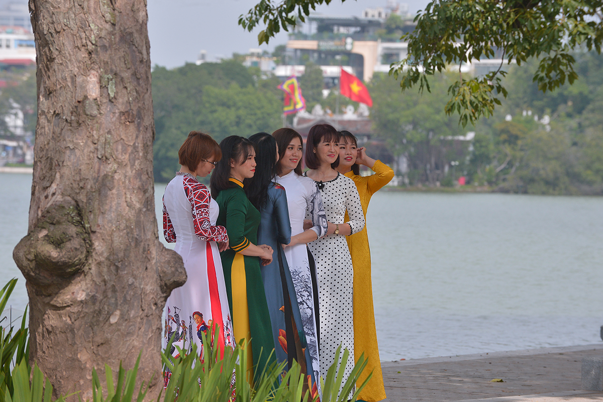 Hà Nội thời tiết bất ngờ nắng đẹp, chị em tíu tít 'bung lụa' với áo dài nhân ngày Phụ nữ Việt Nam - 8 Hà Nội thời tiết bất ngờ nắng đẹp, chị em tíu tít 'bung lụa' với áo dài nhân ngày Phụ nữ Việt Nam - 8