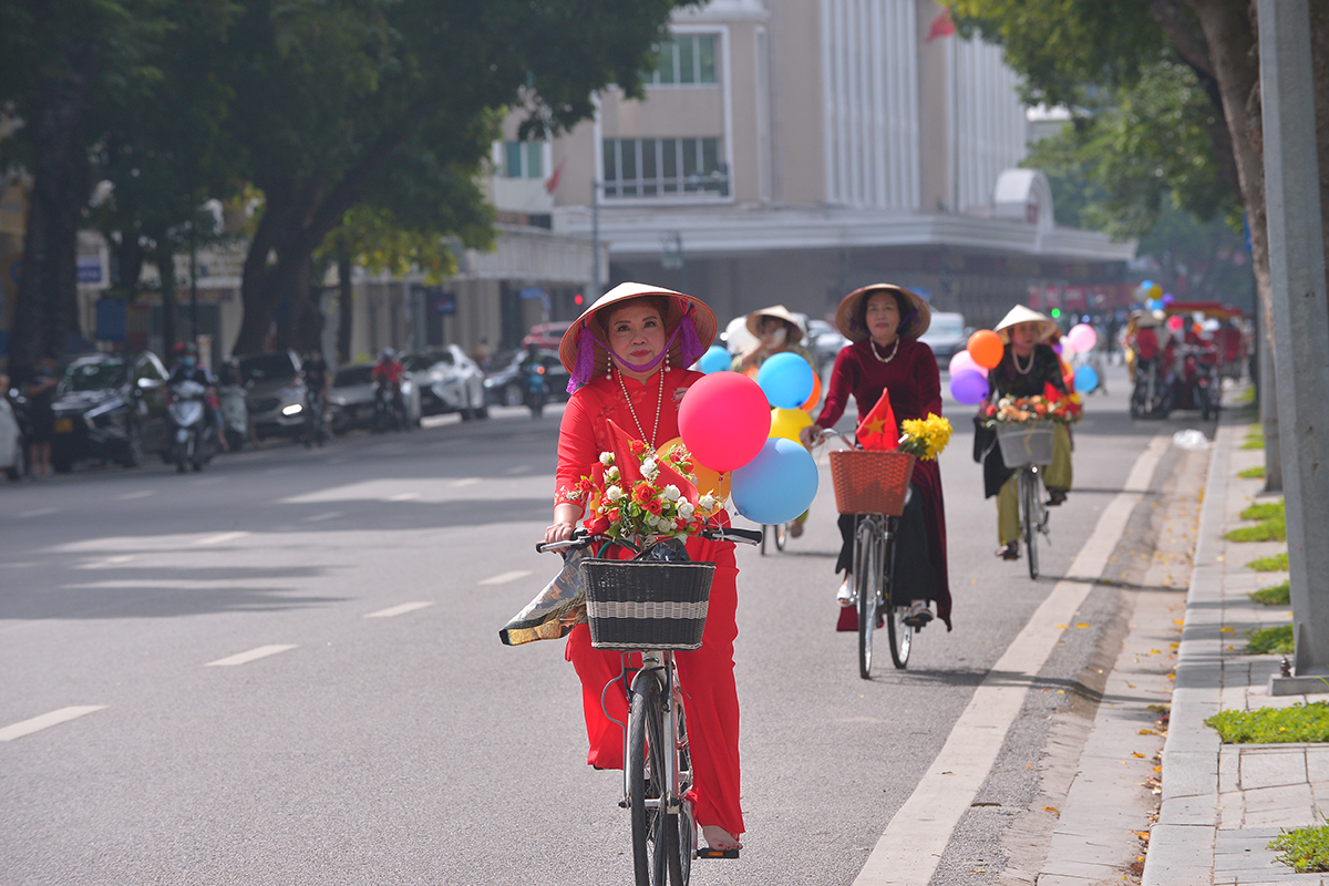 Hà Nội thời tiết bất ngờ nắng đẹp, chị em tíu tít 'bung lụa' với áo dài nhân ngày Phụ nữ Việt Nam - 7 Hà Nội thời tiết bất ngờ nắng đẹp, chị em tíu tít 'bung lụa' với áo dài nhân ngày Phụ nữ Việt Nam - 7