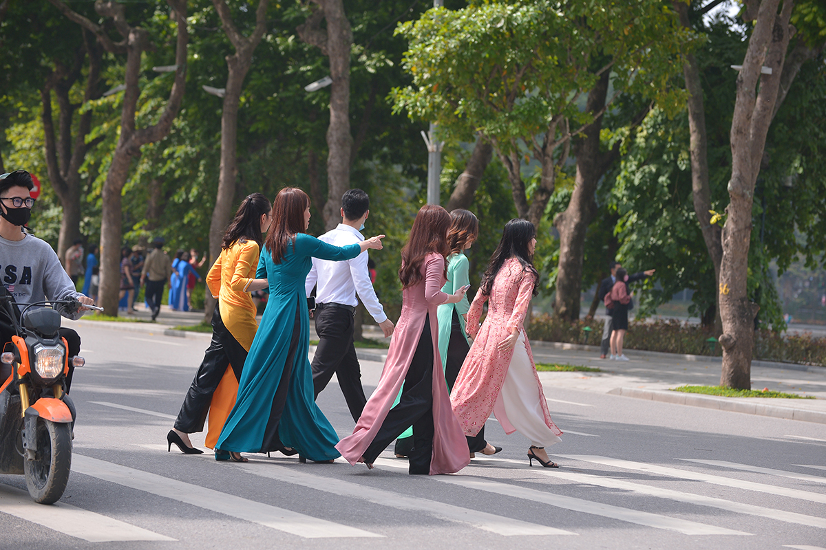 Hà Nội thời tiết bất ngờ nắng đẹp, chị em tíu tít 'bung lụa' với áo dài nhân ngày Phụ nữ Việt Nam - 1 Hà Nội thời tiết bất ngờ nắng đẹp, chị em tíu tít 'bung lụa' với áo dài nhân ngày Phụ nữ Việt Nam - 1