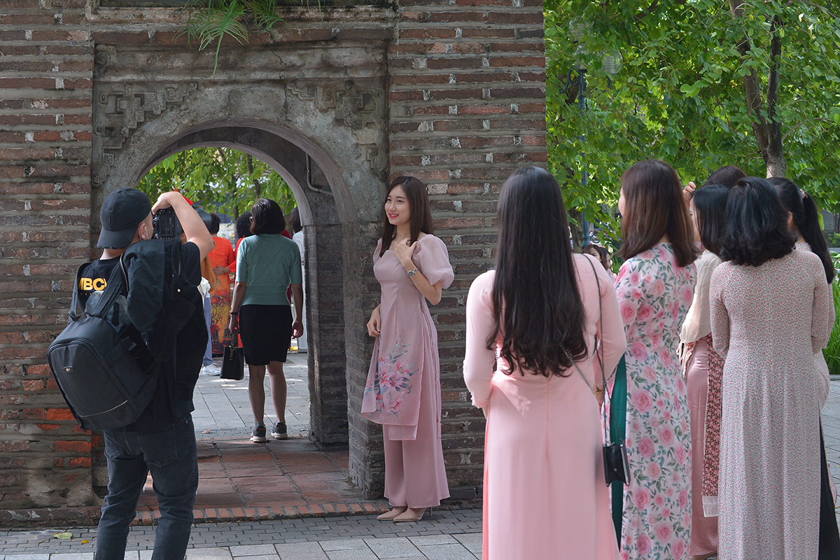 Hà Nội thời tiết bất ngờ nắng đẹp, chị em tíu tít 'bung lụa' với áo dài nhân ngày Phụ nữ Việt Nam - 6 Hà Nội thời tiết bất ngờ nắng đẹp, chị em tíu tít 'bung lụa' với áo dài nhân ngày Phụ nữ Việt Nam - 6