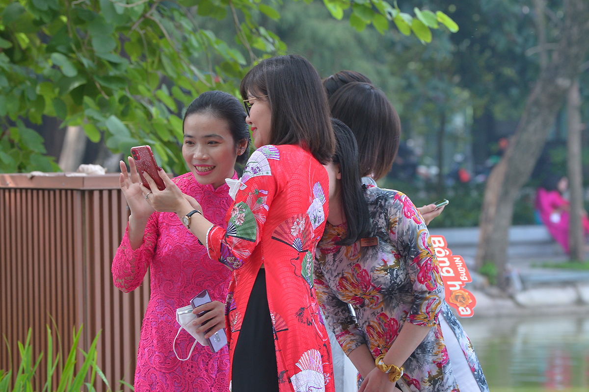 Hà Nội thời tiết bất ngờ nắng đẹp, chị em tíu tít 'bung lụa' với áo dài nhân ngày Phụ nữ Việt Nam - 10 Hà Nội thời tiết bất ngờ nắng đẹp, chị em tíu tít 'bung lụa' với áo dài nhân ngày Phụ nữ Việt Nam - 10