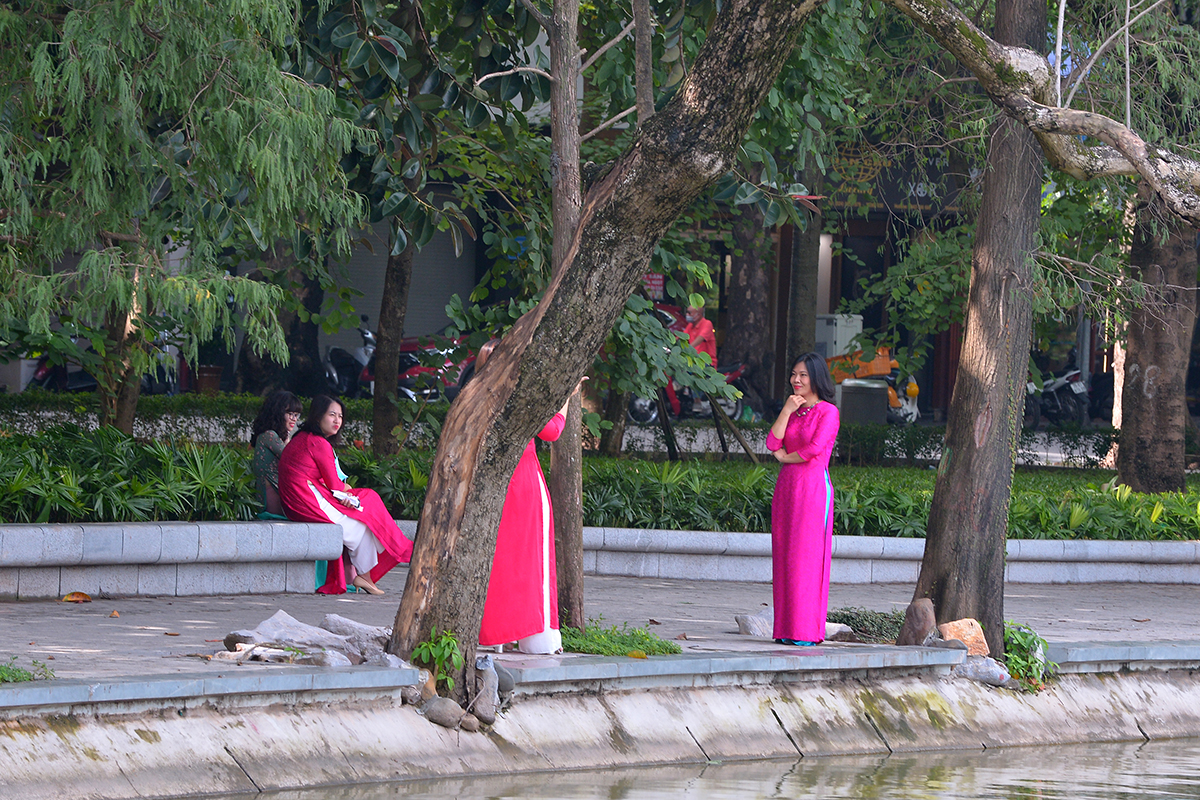 Hà Nội thời tiết bất ngờ nắng đẹp, chị em tíu tít 'bung lụa' với áo dài nhân ngày Phụ nữ Việt Nam - 2 Hà Nội thời tiết bất ngờ nắng đẹp, chị em tíu tít 'bung lụa' với áo dài nhân ngày Phụ nữ Việt Nam - 2
