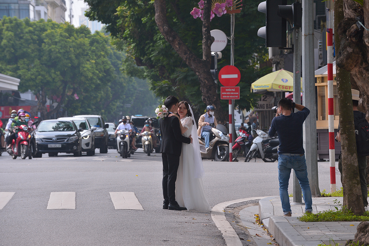 Hà Nội thời tiết bất ngờ nắng đẹp, chị em tíu tít 'bung lụa' với áo dài nhân ngày Phụ nữ Việt Nam - 11 Hà Nội thời tiết bất ngờ nắng đẹp, chị em tíu tít 'bung lụa' với áo dài nhân ngày Phụ nữ Việt Nam - 11
