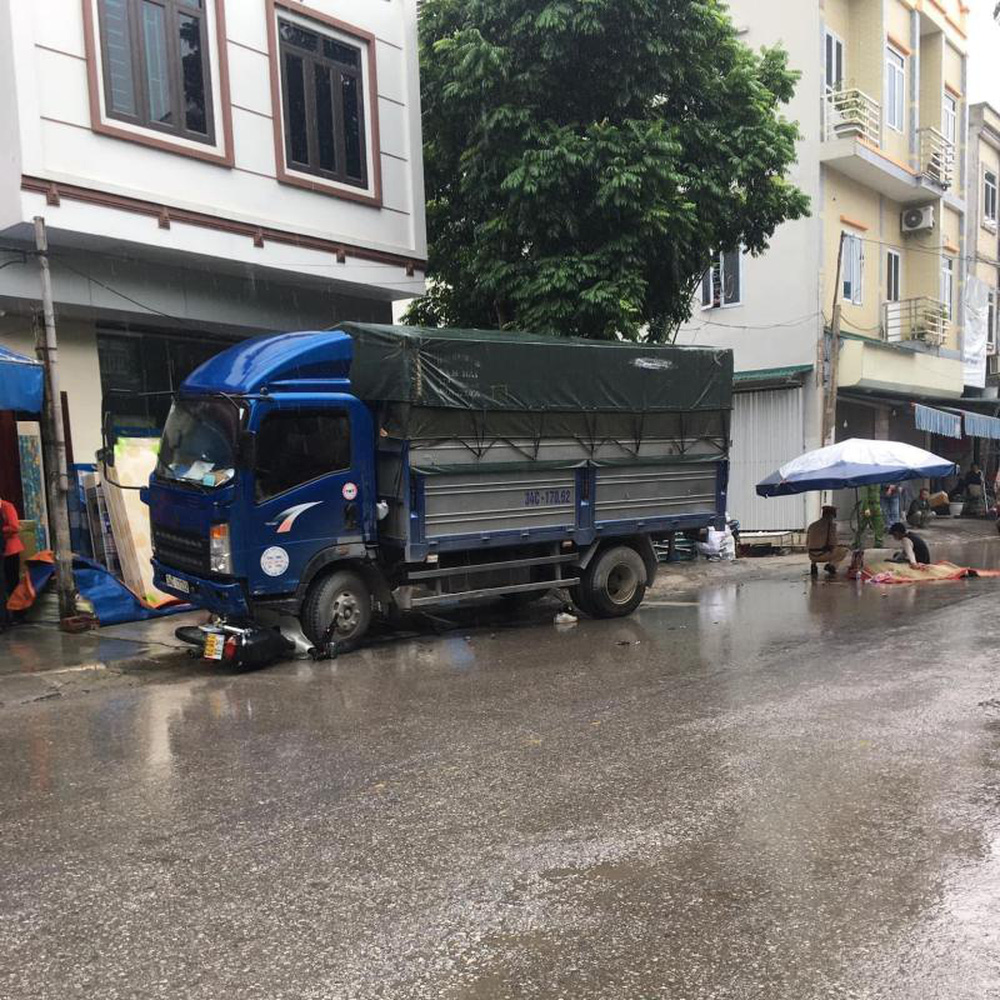 Nữ sinh đèo ba trượt dài vào gầm xe tải, 1 em tử vong thương tâm Nữ sinh đèo ba trượt dài vào gầm xe tải, 1 em tử vong thương tâm