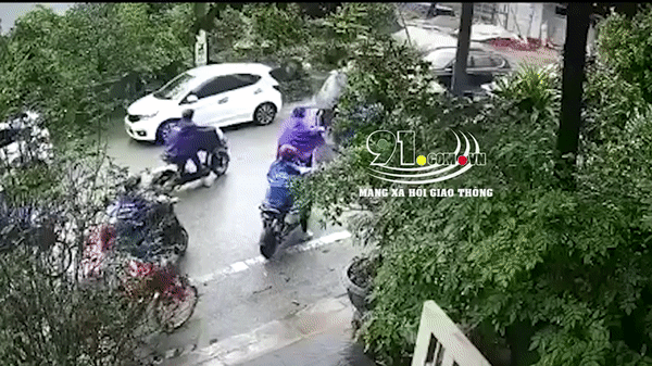 Nữ tài xế lái 'xe điên' tiến lùi loạn xạ tông nhiều người trên đường, tiếng la hét thất thanh gây ám ảnh Nữ tài xế lái 'xe điên' tiến lùi loạn xạ tông nhiều người trên đường, tiếng la hét thất thanh gây ám ảnh