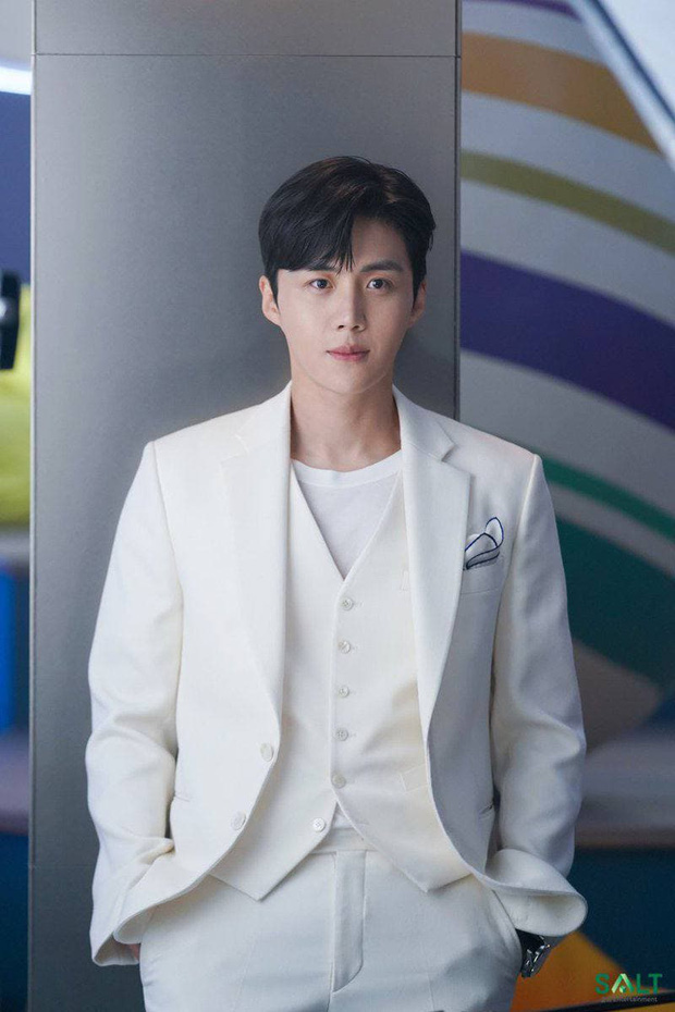 Chính thức: Kim Seon Ho rời khỏi show thực tế sau khi thừa nhận cưỡng ép bạn gái phá thai Chính thức: Kim Seon Ho rời khỏi show thực tế sau khi thừa nhận cưỡng ép bạn gái phá thai