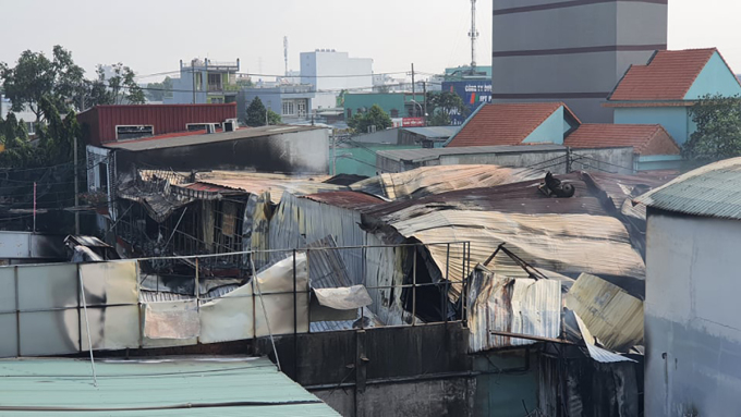 Cháy kho đông lạnh 3.000 m2, nhiều người hốt hoảng bỏ chạy - 1 Cháy kho đông lạnh 3.000 m2, nhiều người hốt hoảng bỏ chạy - 1