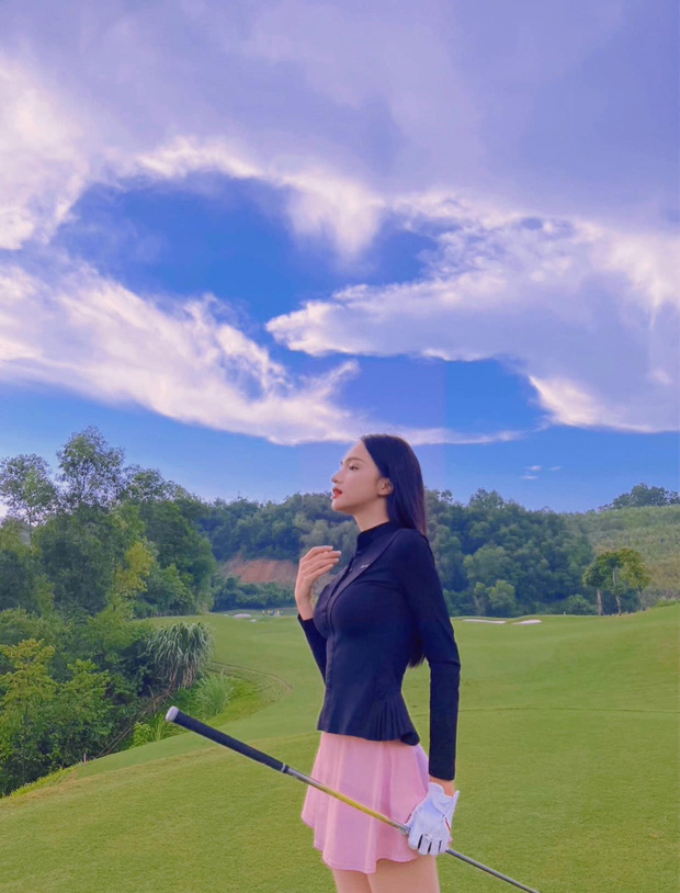 Hương Giang 'xả kho' loạt ảnh khoe dáng mỏng tang trên sân golf, dòng status ám hiệu gửi đến Matt Liu hay gì đây? - 1 Hương Giang 'xả kho' loạt ảnh khoe dáng mỏng tang trên sân golf, dòng status ám hiệu gửi đến Matt Liu hay gì đây? - 1