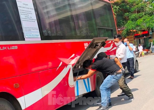 Bến xe đóng cửa, xe khách đón trả 'thượng đế' ở lòng đường - 1 Bến xe đóng cửa, xe khách đón trả 'thượng đế' ở lòng đường - 1