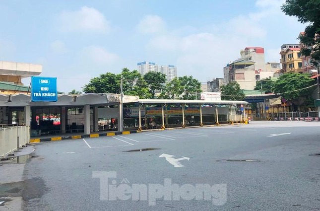 Bến xe đóng cửa, xe khách đón trả 'thượng đế' ở lòng đường - 3 Bến xe đóng cửa, xe khách đón trả 'thượng đế' ở lòng đường - 3
