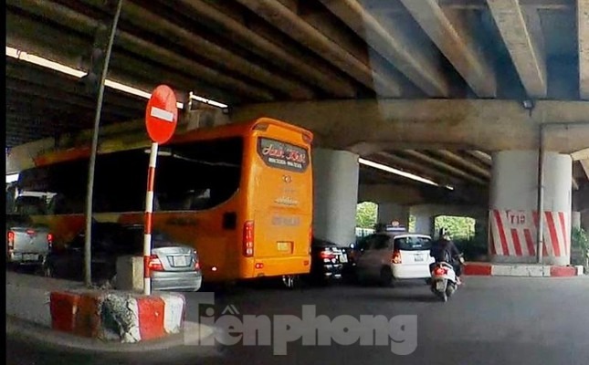 Bến xe đóng cửa, xe khách đón trả 'thượng đế' ở lòng đường - 4 Bến xe đóng cửa, xe khách đón trả 'thượng đế' ở lòng đường - 4