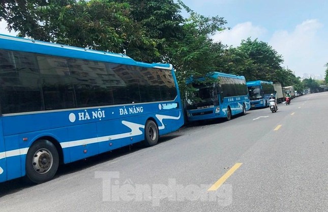 Bến xe đóng cửa, xe khách đón trả 'thượng đế' ở lòng đường - 8 Bến xe đóng cửa, xe khách đón trả 'thượng đế' ở lòng đường - 8