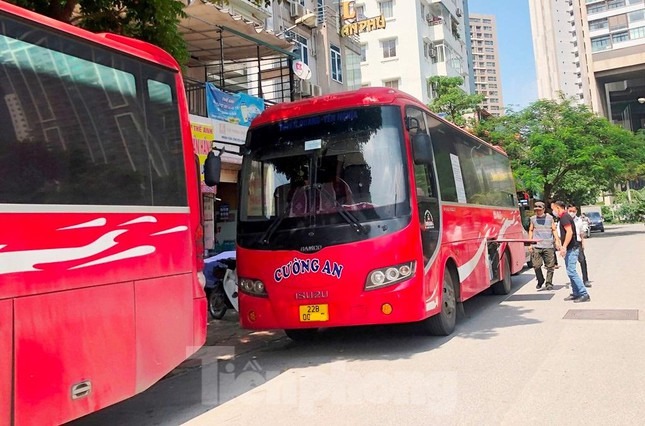 Bến xe đóng cửa, xe khách đón trả 'thượng đế' ở lòng đường Bến xe đóng cửa, xe khách đón trả 'thượng đế' ở lòng đường