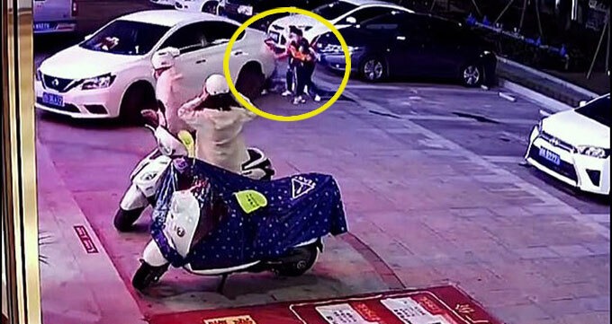 Mẹ nhanh tay kéo con trai khỏi bị xe đâm Mẹ nhanh tay kéo con trai khỏi bị xe đâm
