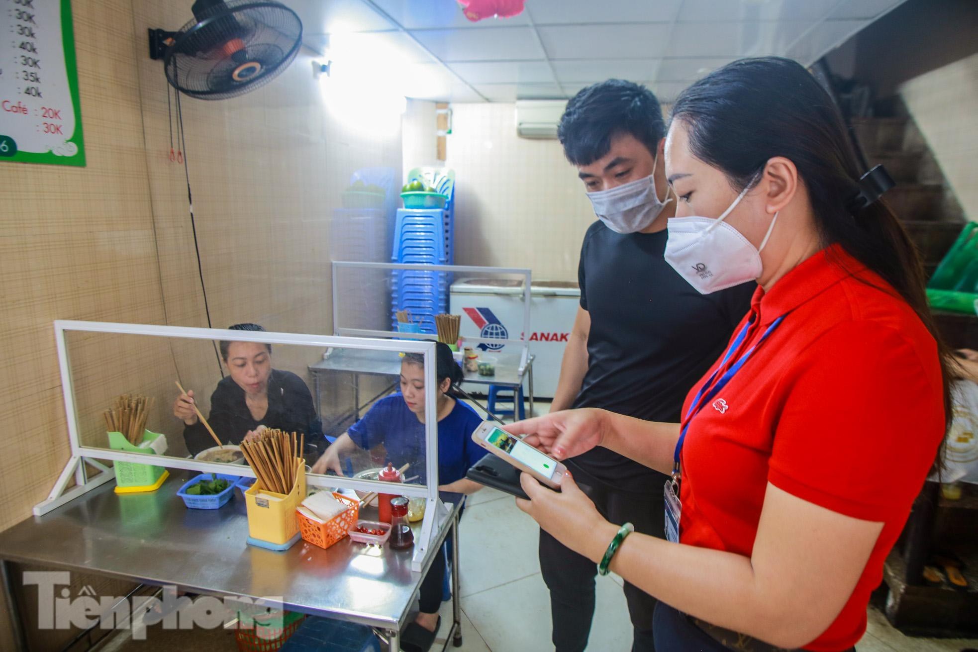Hà Nội xử phạt cơ sở kinh doanh chưa thực hiện quy định quét mã QR - 11 Hà Nội xử phạt cơ sở kinh doanh chưa thực hiện quy định quét mã QR - 11