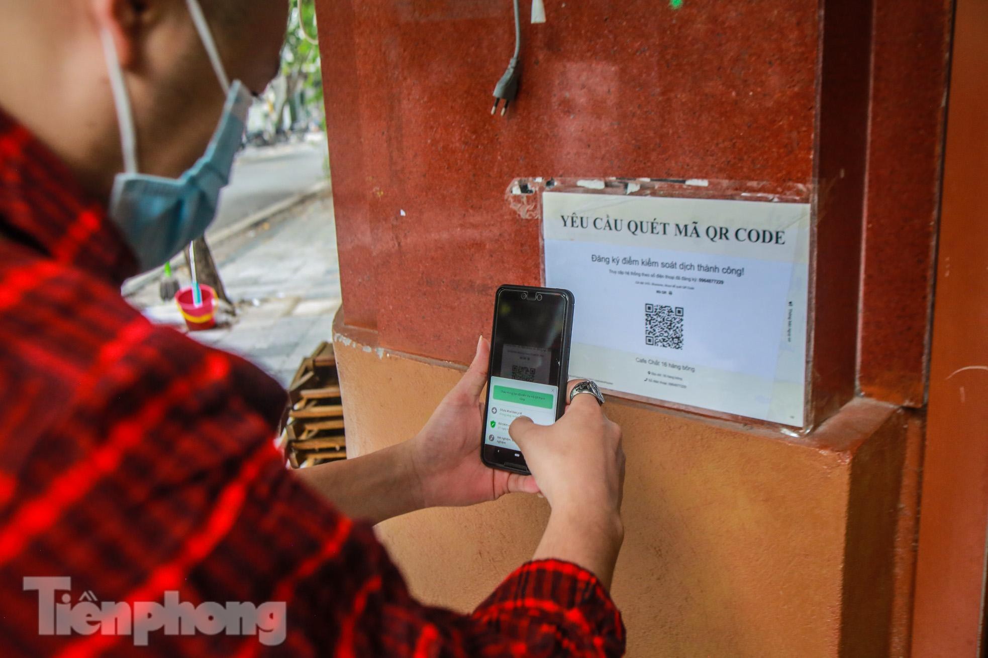 Hà Nội xử phạt cơ sở kinh doanh chưa thực hiện quy định quét mã QR - 19 Hà Nội xử phạt cơ sở kinh doanh chưa thực hiện quy định quét mã QR - 19