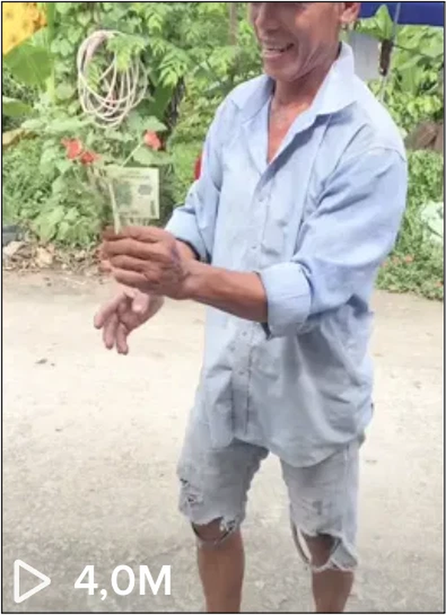 Người đàn ông cầm 'hoa tiền' tặng vợ cũng không 'choáng' bằng thái độ của con gái kề bên! Người đàn ông cầm 'hoa tiền' tặng vợ cũng không 'choáng' bằng thái độ của con gái kề bên!