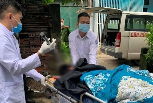 Vợ chém chồng nhập viện với cây phóng lợn cắm trên đầu, nghi do phát hiện chồng vào khách sạn với 'bồ' tối 20/10 Vợ chém chồng nhập viện với cây phóng lợn cắm trên đầu, nghi do phát hiện chồng vào khách sạn với 'bồ' tối 20/10